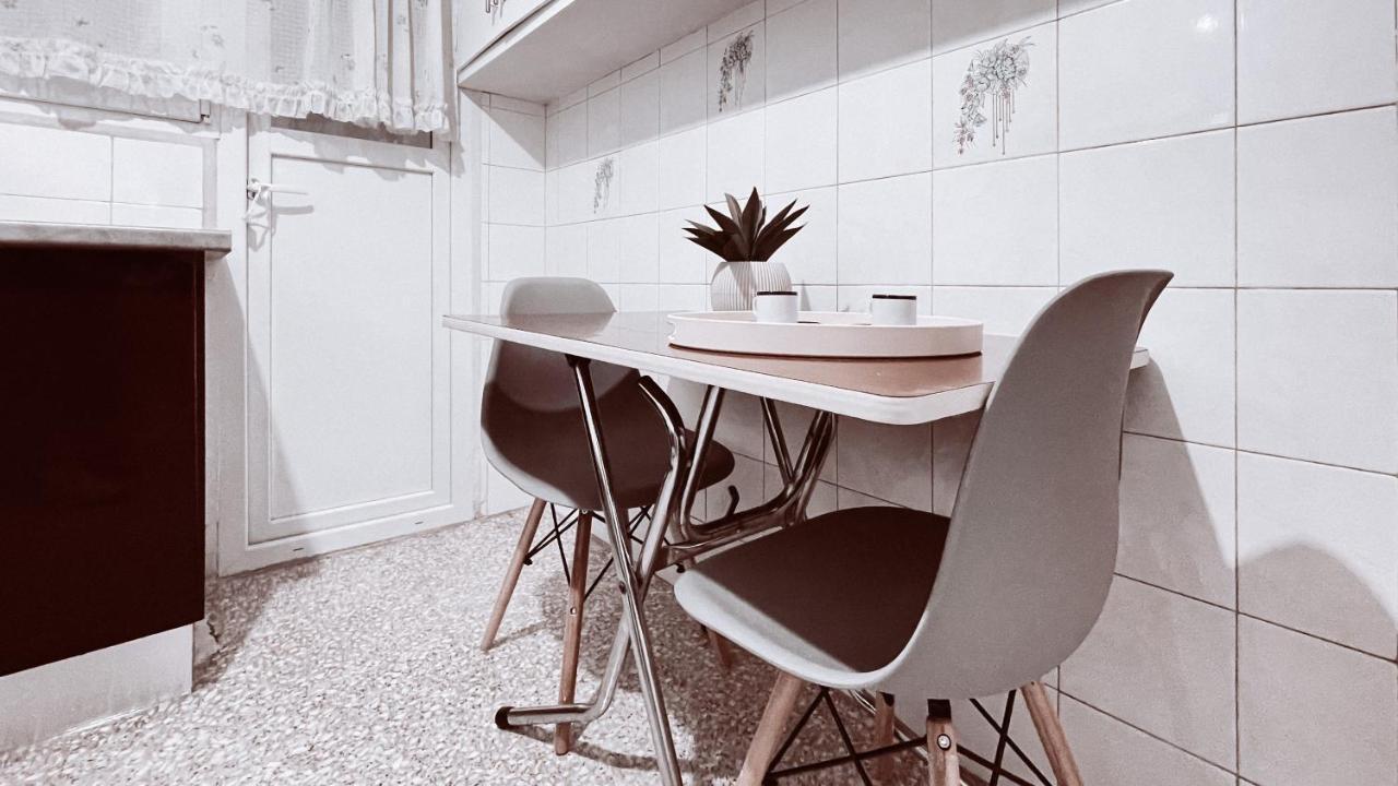 אתונה Vintage 2-Bedroom Apt In The Heart Of The City מראה חיצוני תמונה